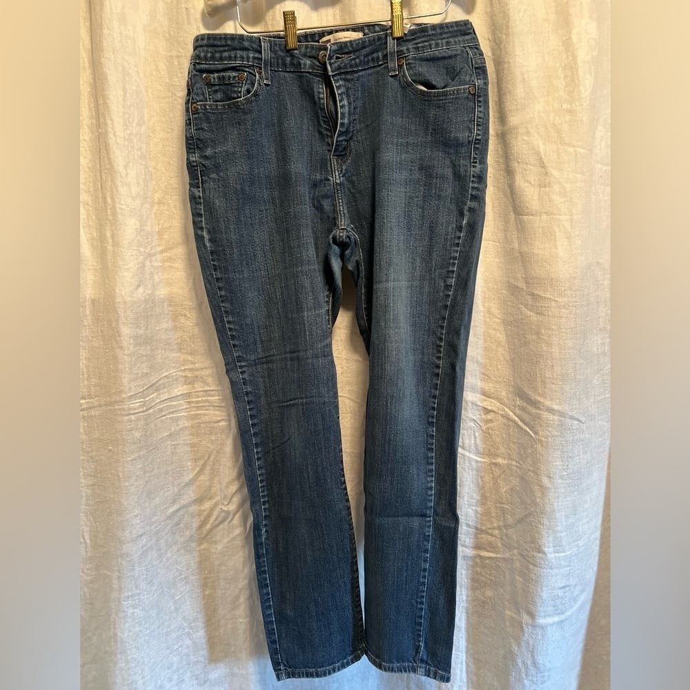 Levi’s red label jeans. Mid rise skinny jeans. Size 16.